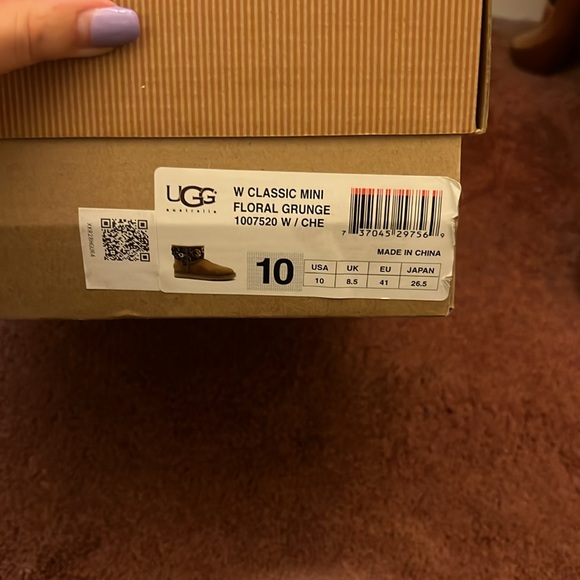 COPY - UGG Mini Floral Grunge Boots - Picture 6 of 8